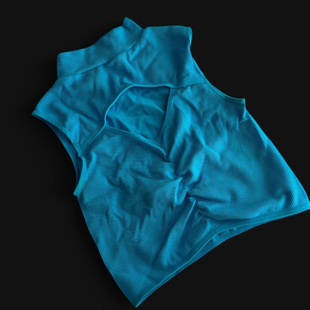 Dynamic blue ribbed top